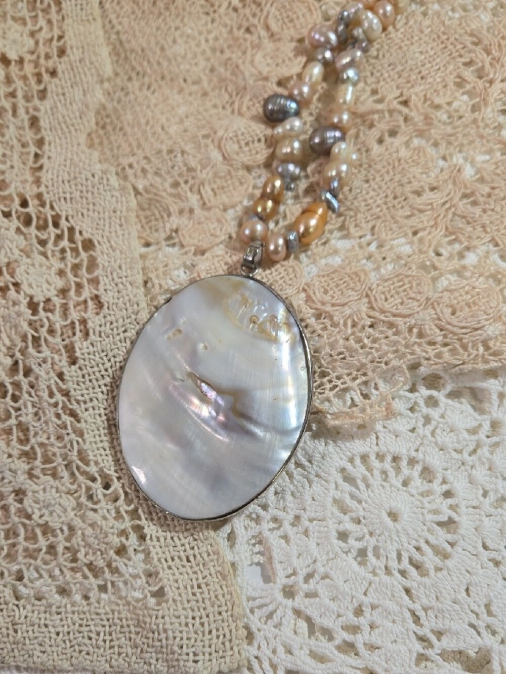 Freshwater Pearl Necklace with Mother-of-Pearl Pendant - Multicolor - Picture 5 of 6